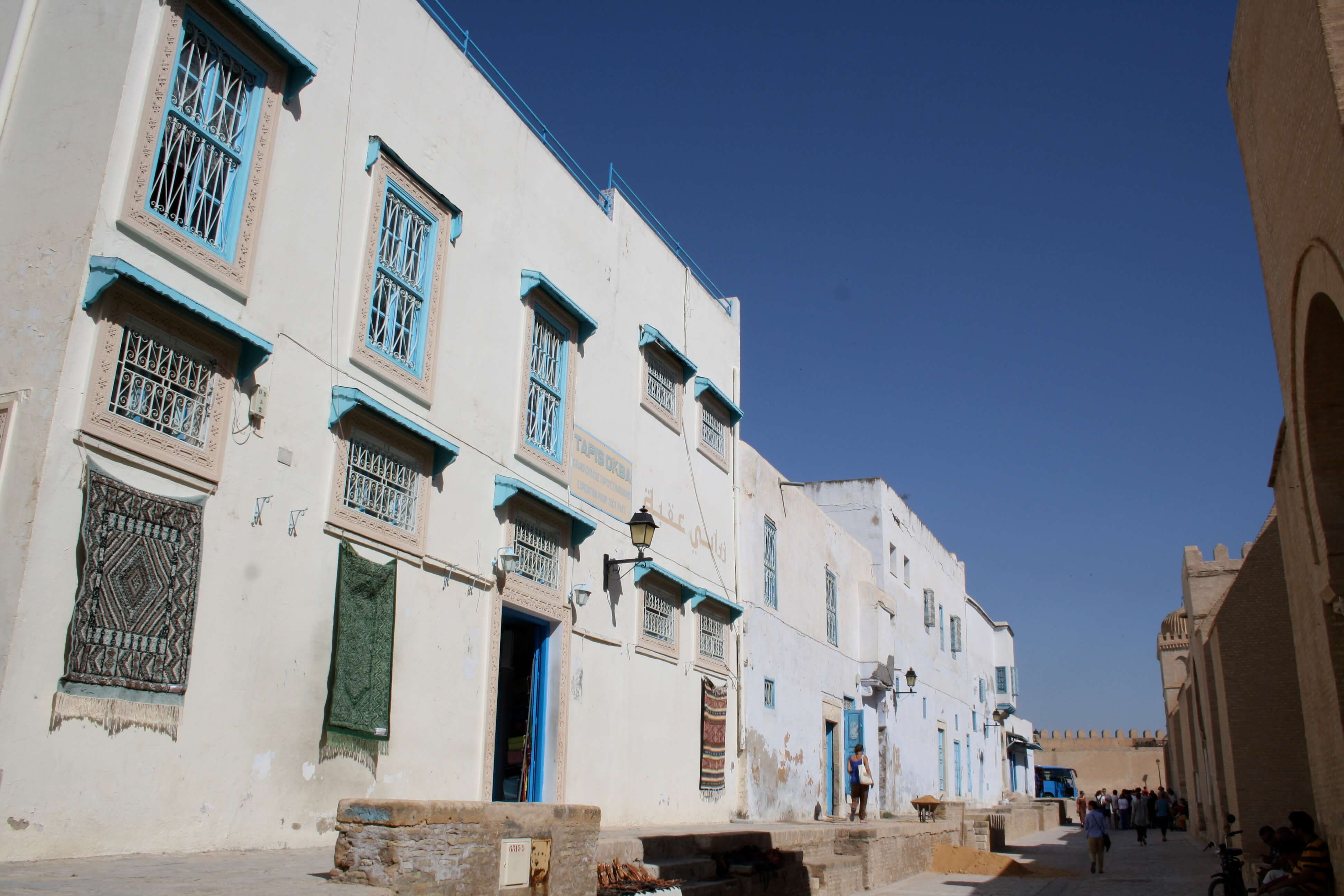 tunesie, kairouan straat bij sidi okba moskee.jpg